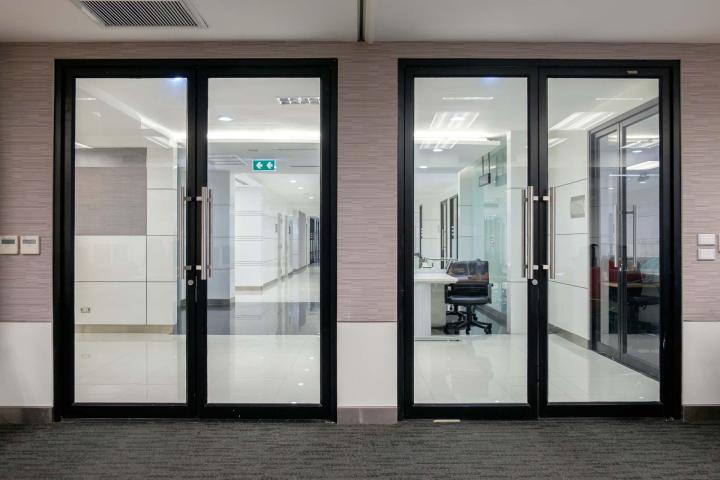 Installation de porte, Laon